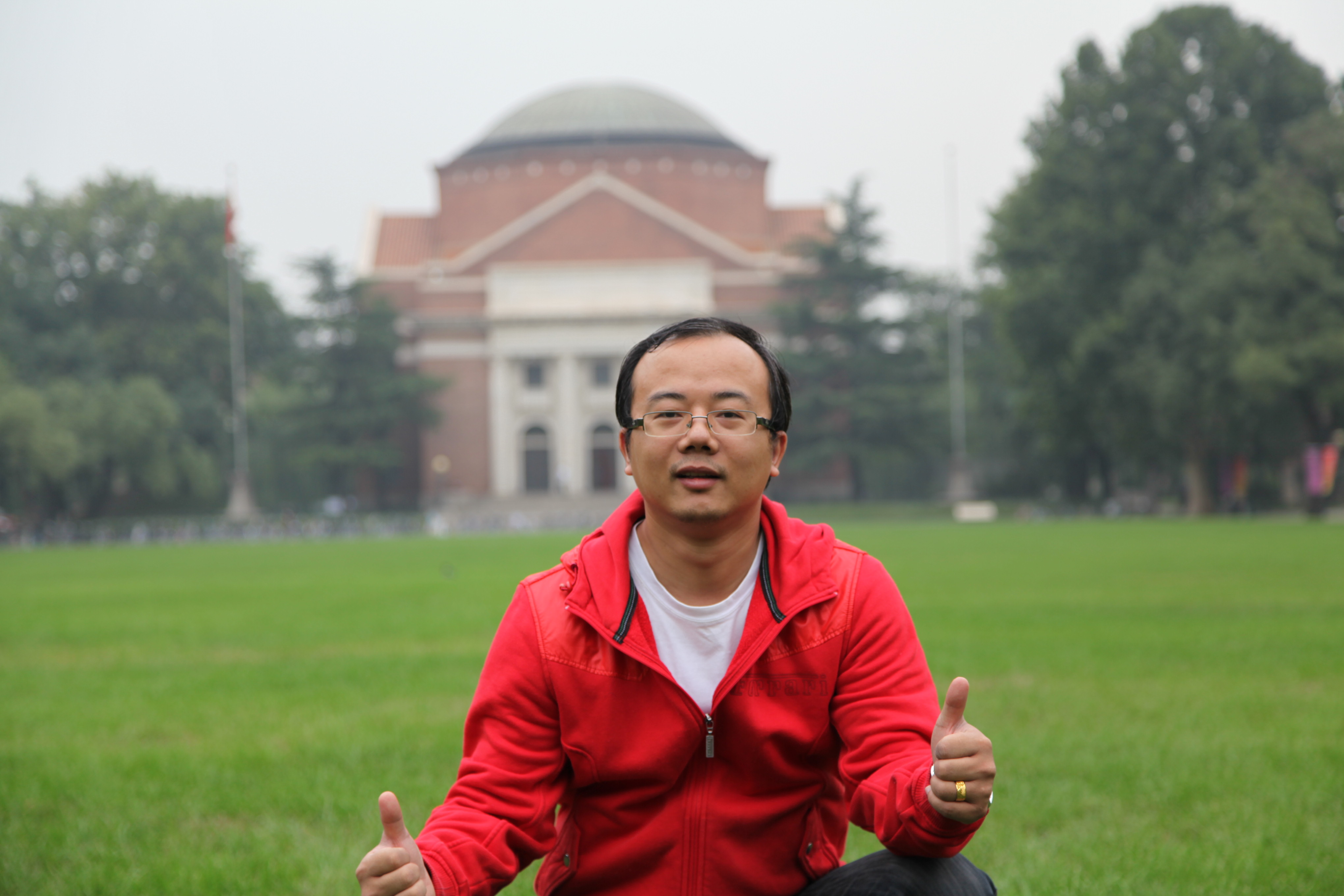 江游老师在清华大礼堂前